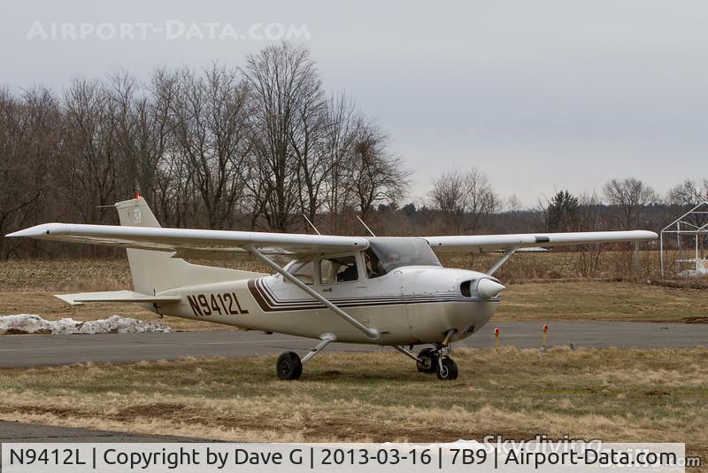 N9412L, 1986 Cessna 172P C/N 17276554, Lined up for a soft-field takeoff at Ellington, CT