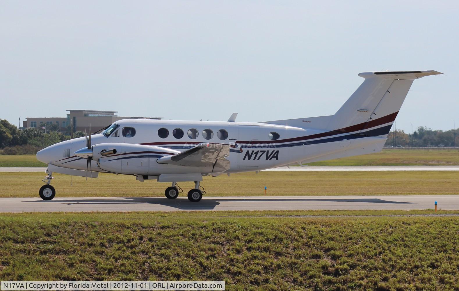 N17VA, 1980 Beech 200 King Air C/N BB-670, Beech 200 leaving NBAA