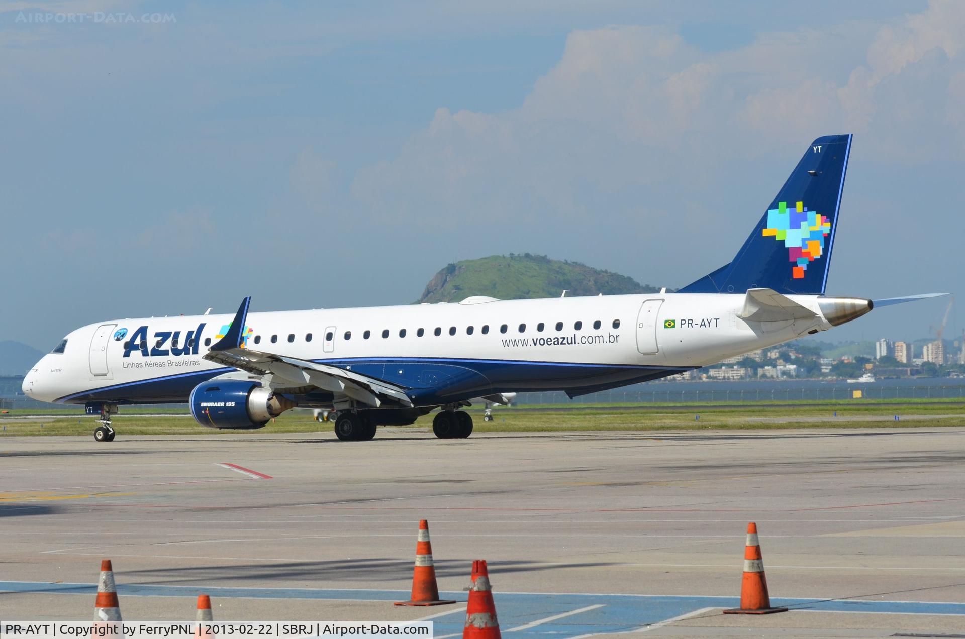 PR-AYT, 2011 Embraer 195LR (ERJ-190-200LR) C/N 19000429, ERJ195 taxying out to depart SDU
