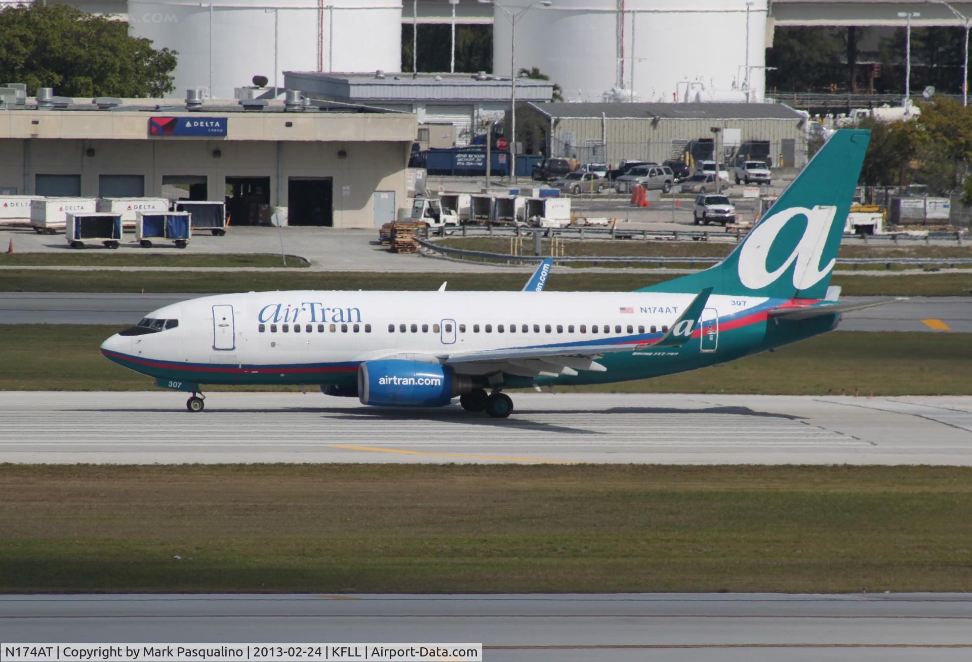 N174AT, 2004 Boeing 737-76N C/N 32667, Boeing 737-700