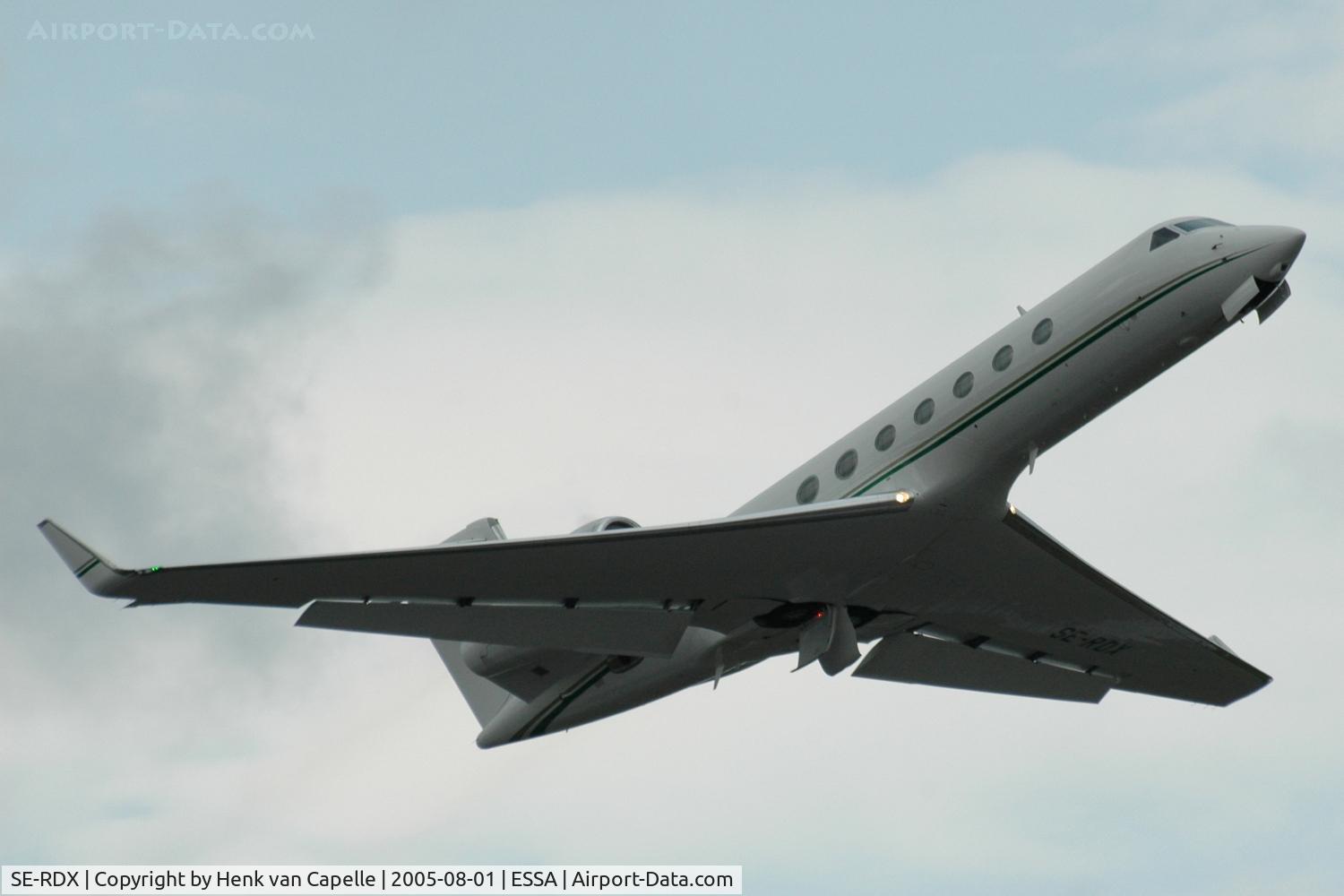 SE-RDX, 2004 Gulfstream Aerospace GV-SP (G550) C/N 5019, Gulfstream 550 taking off from Stockholm Arlanda airport, Sweden.