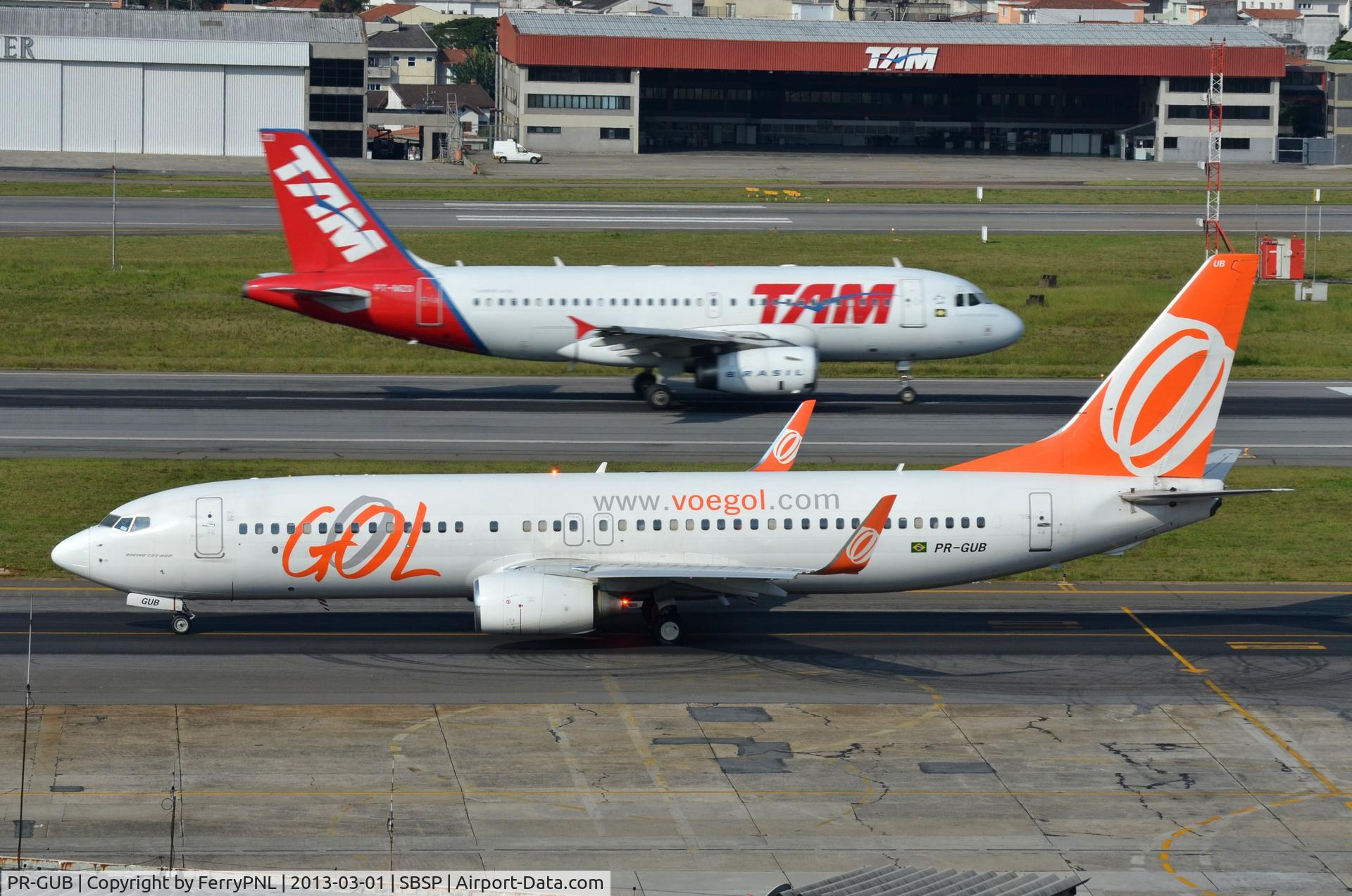 PR-GUB, 2010 Boeing 737-8EH C/N 35832, Gol B738 taxying to the runway