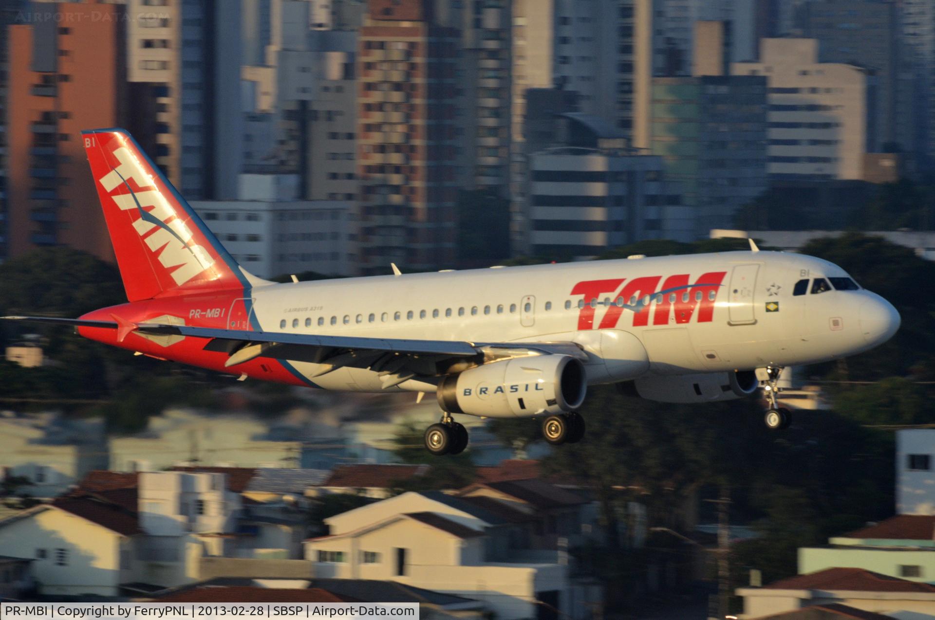 PR-MBI, 2001 Airbus A319-132 C/N 1575, TAM A319 landing in CGH