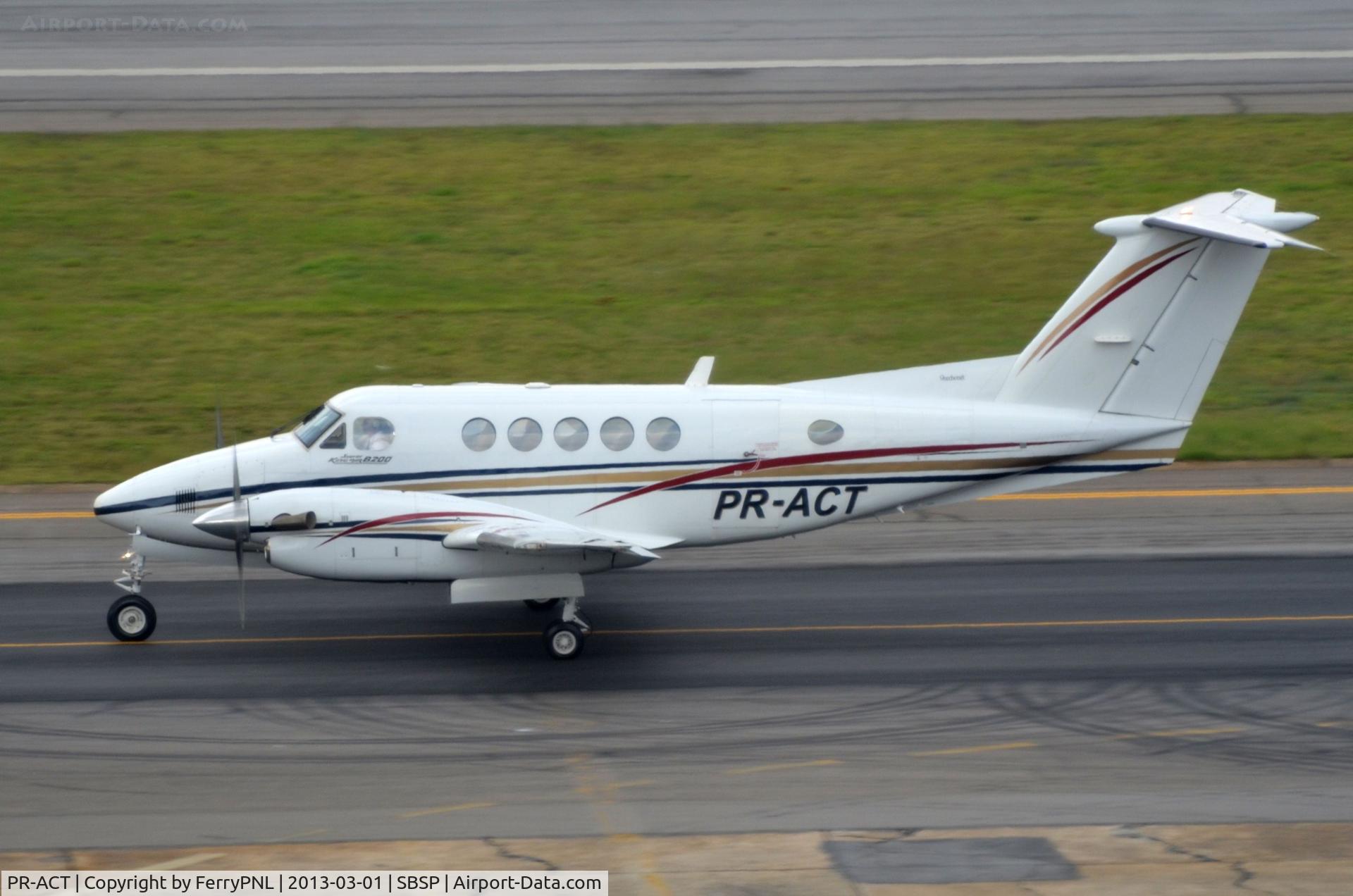 PR-ACT, 1998 Raytheon B200 King Air C/N BB-1626, King Air B200 taxiing to the runway