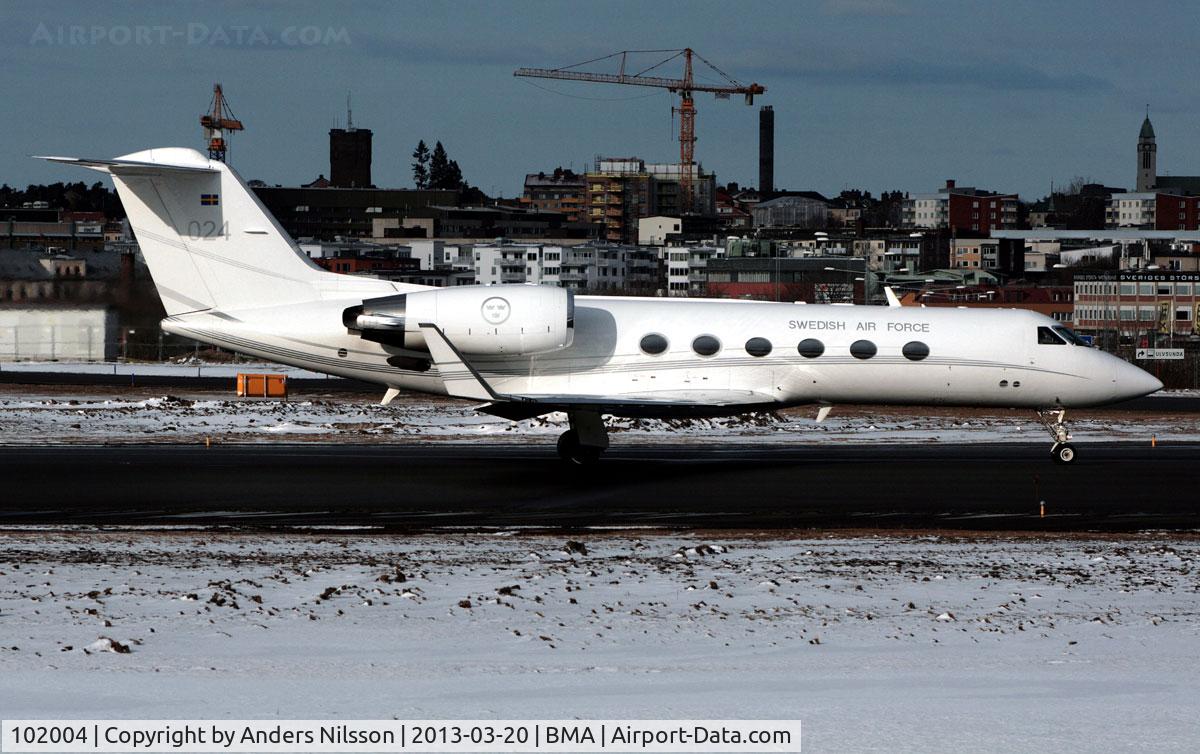 102004, Gulfstream Aerospace Tp102C (Gulfstream IV) C/N 1274, Vacating runway after landing.