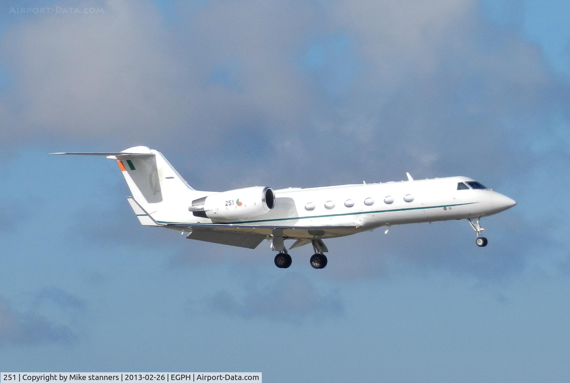 251, 1991 Gulfstream Aerospace G-IV C/N 1160, Baldonnel Based GLF4 From 
102sqn landing on runway 06
