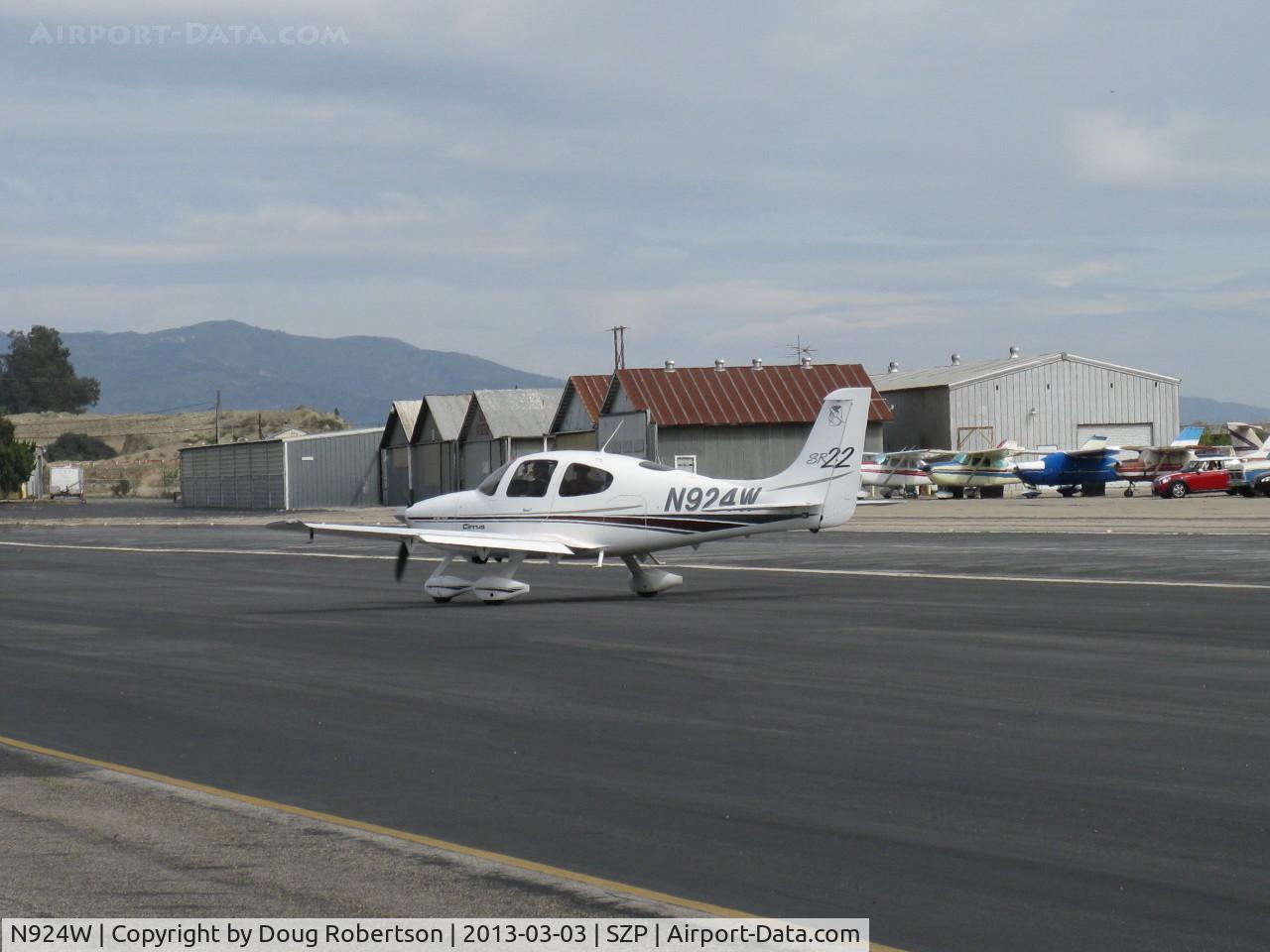 N924W, 2001 Cirrus SR22 C/N 0048, 2001 Cirrus SR22, Continental IO-550-N 310 Hp, taxi across Rwy 22