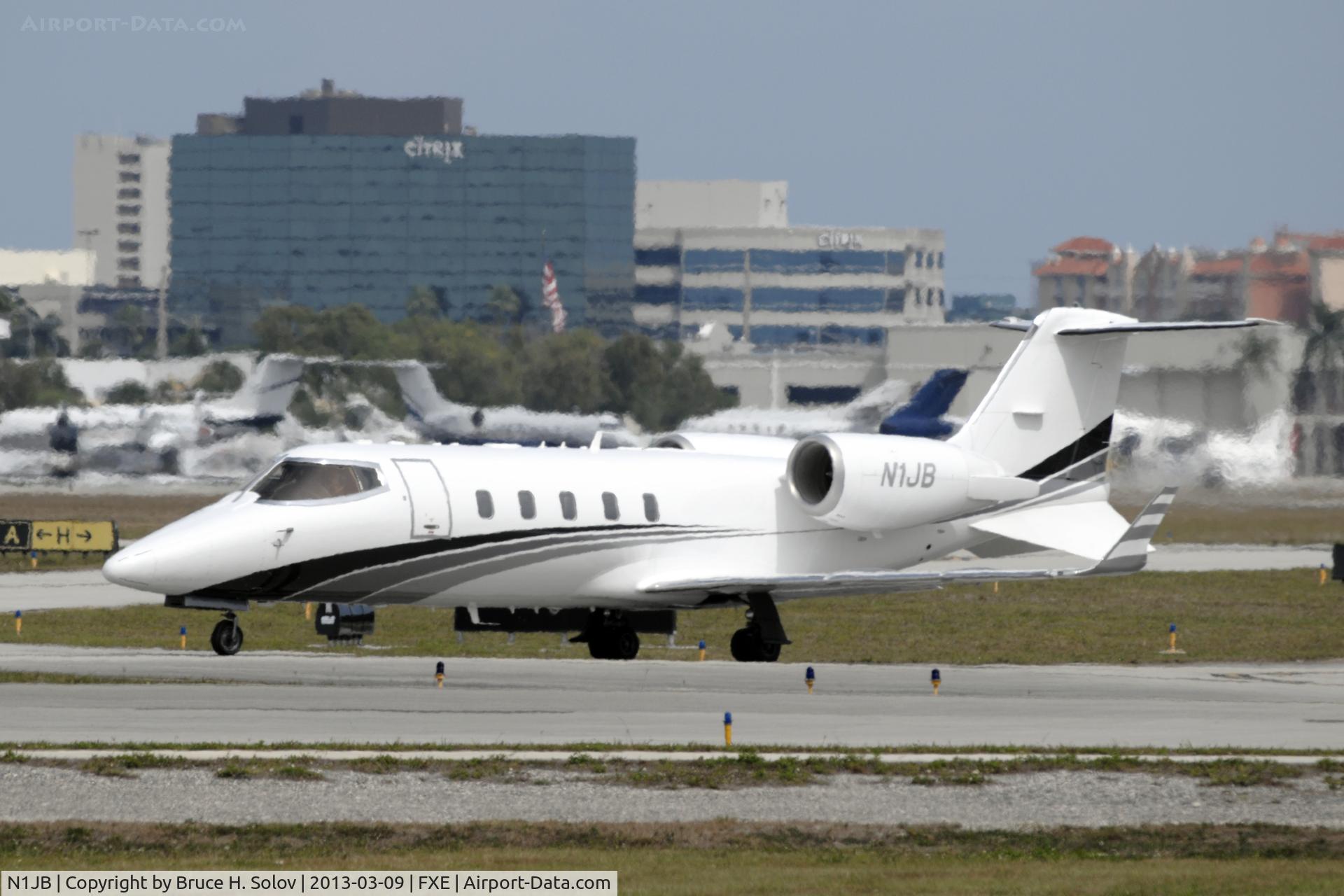 N1JB, 2008 Learjet Inc 60 C/N 363, Waiting for departure