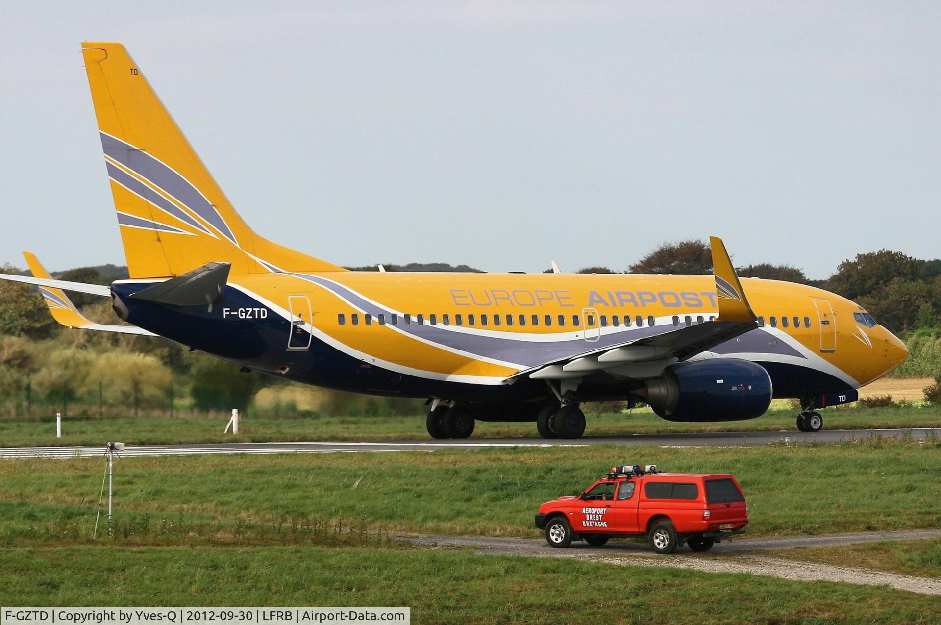 F-GZTD, 2003 Boeing 737-73V C/N 32418, Boing 737-73V, Europe Airpost, Taxiing to holding point rwy 25L, Brest-Bretagne Airport (LFRB-BES)