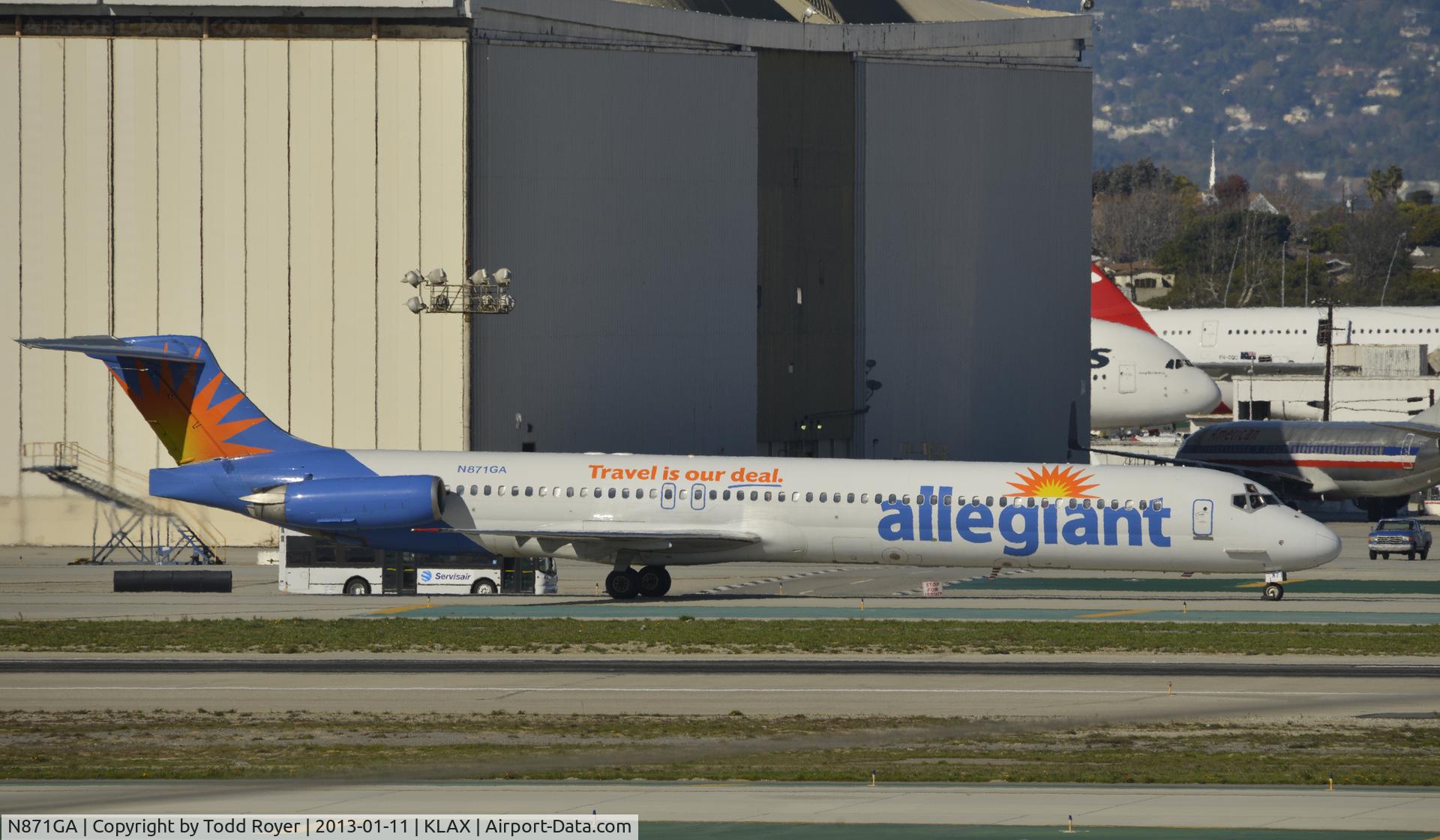 N871GA, 1996 McDonnell Douglas MD-83 (DC-9-83) C/N 53192, Taxiing to gate at LAX