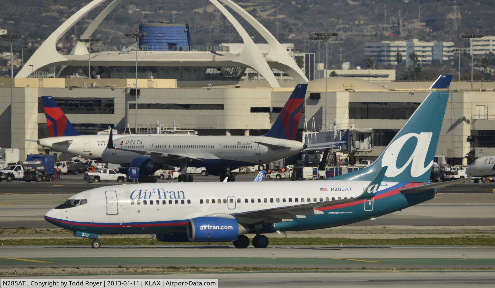 N285AT, 2006 Boeing 737-76N C/N 32670, Taxiing to gate at LAX