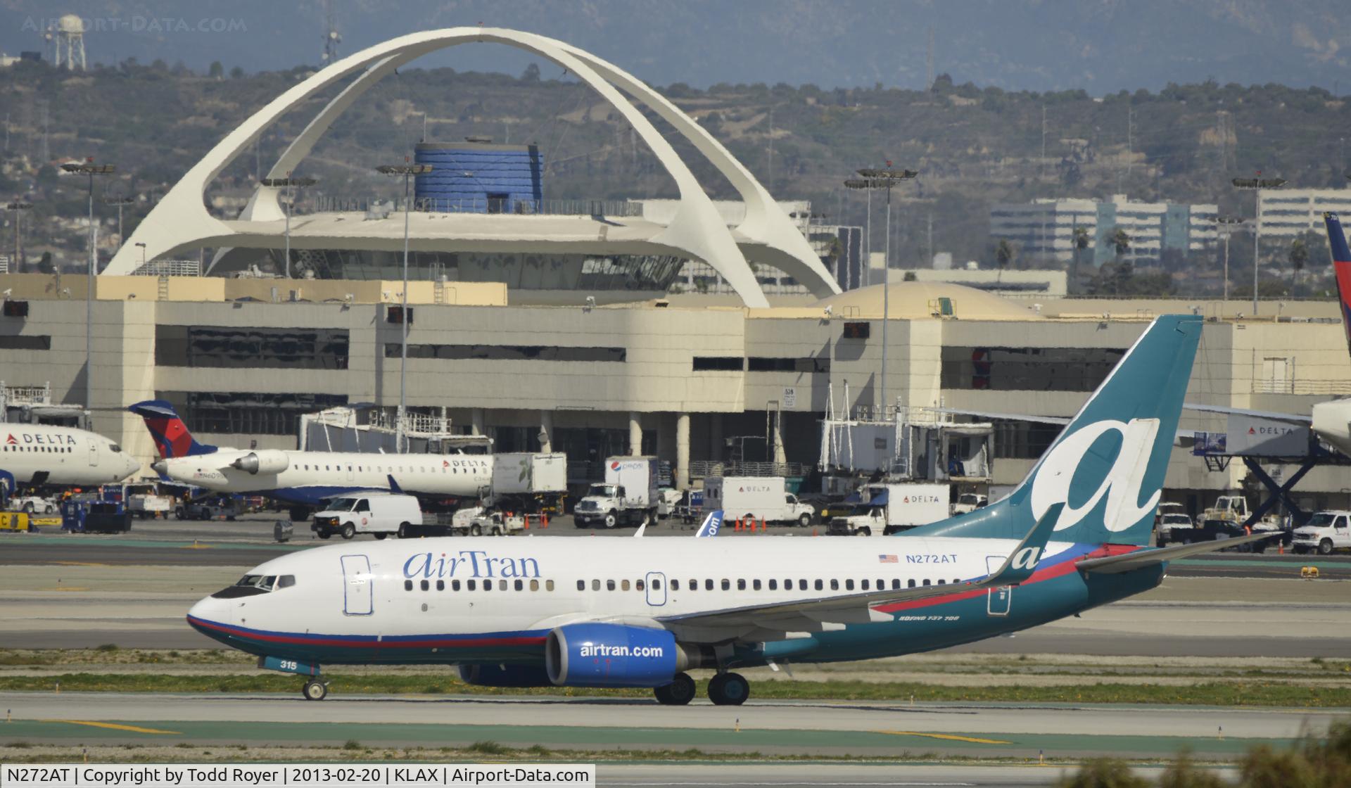 N272AT, 2005 Boeing 737-7BD C/N 33921, Taxiing to gate at LAX