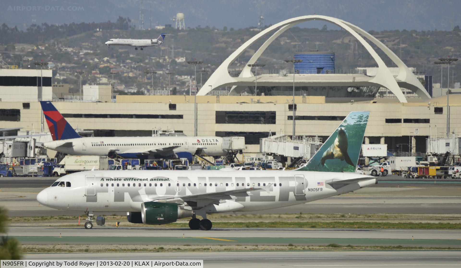 N905FR, 2001 Airbus A319-111 C/N 1583, Taxiing to gate at LAX