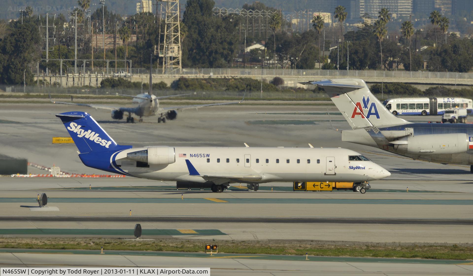 N465SW, 2003 Bombardier CRJ-200 (CL-600-2B19) C/N 7845, Taxiing to gate at LAX