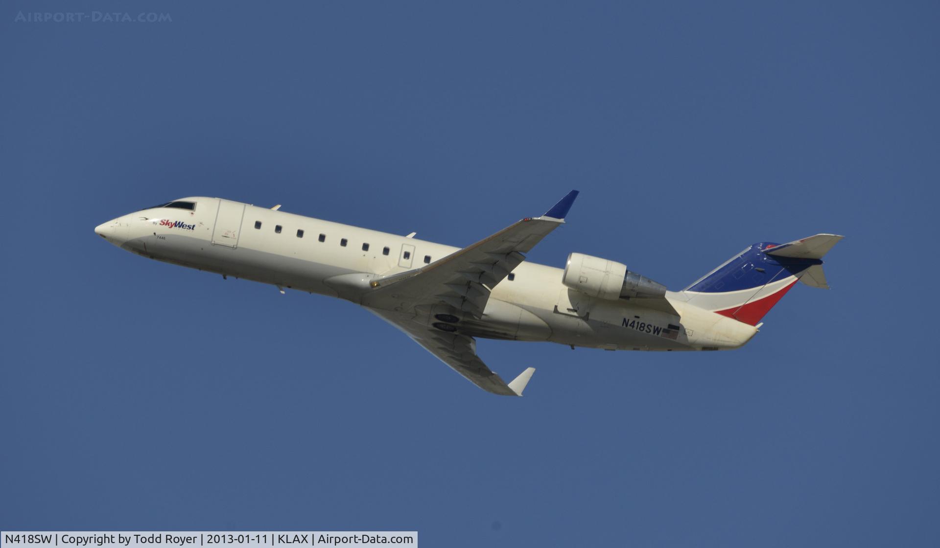N418SW, 2000 Bombardier CRJ-200LR (CL-600-2B19) C/N 7446, Departing LAX