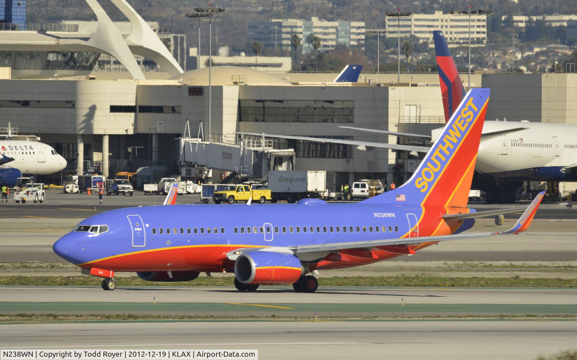 N238WN, 2005 Boeing 737-7H4 C/N 34713, Taxiing to gate at LAX