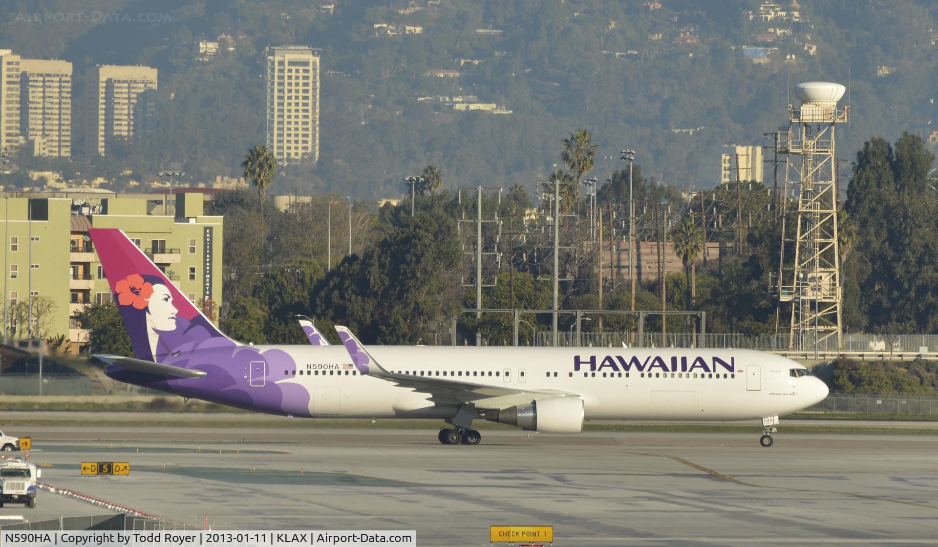 N590HA, 2002 Boeing 767-3CB C/N 33467, Taxiing to gate at LAX
