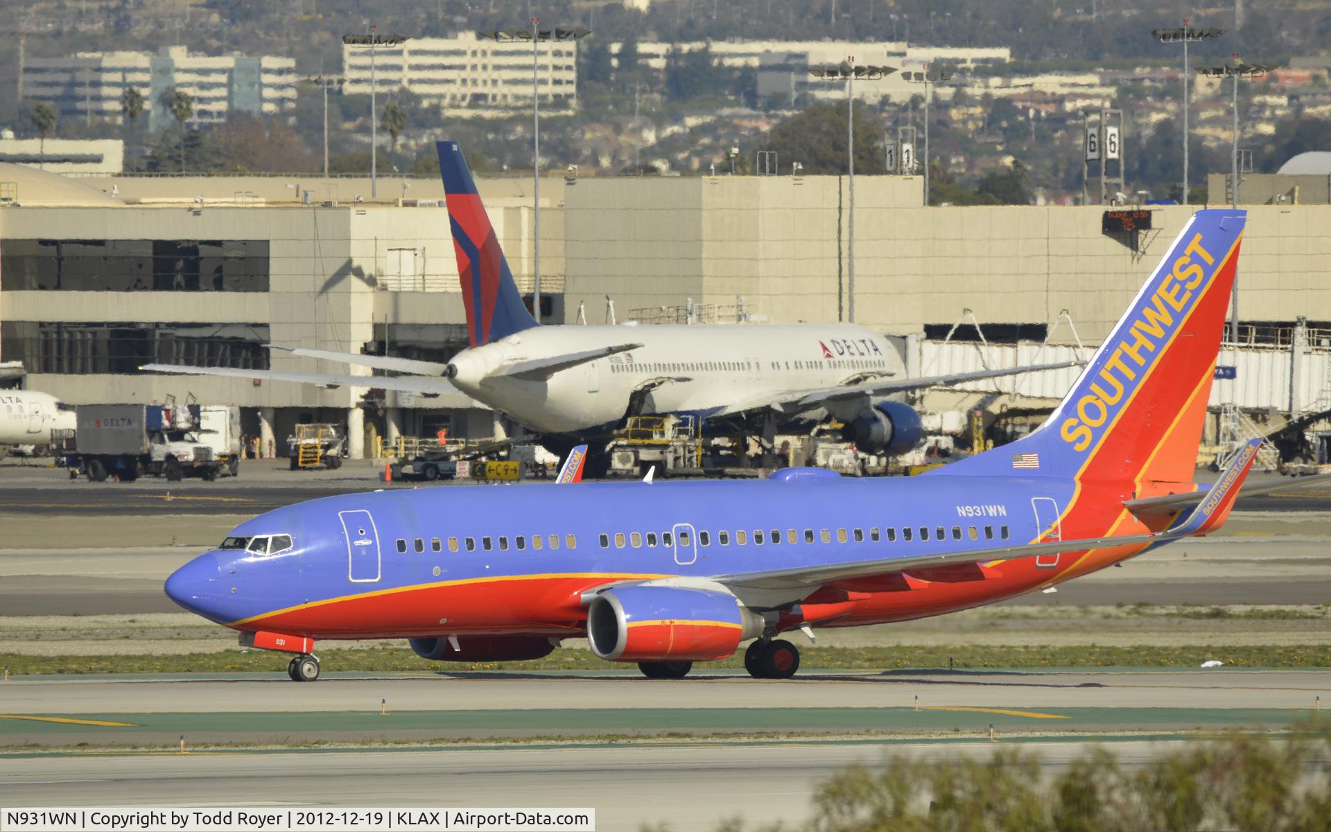 N931WN, 2009 Boeing 737-7H4 C/N 36637, Taxiing to gate at LAX