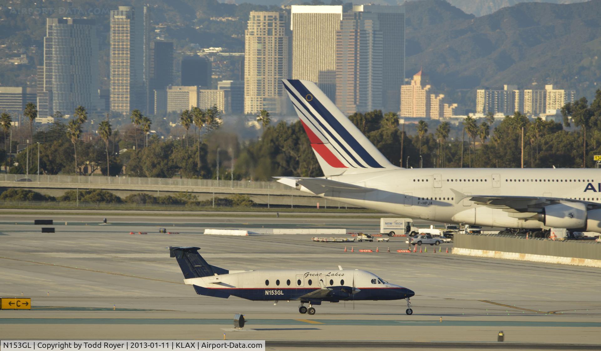 N153GL, 1995 Beech 1900D C/N UE-153, Taxiing to gate at LAX