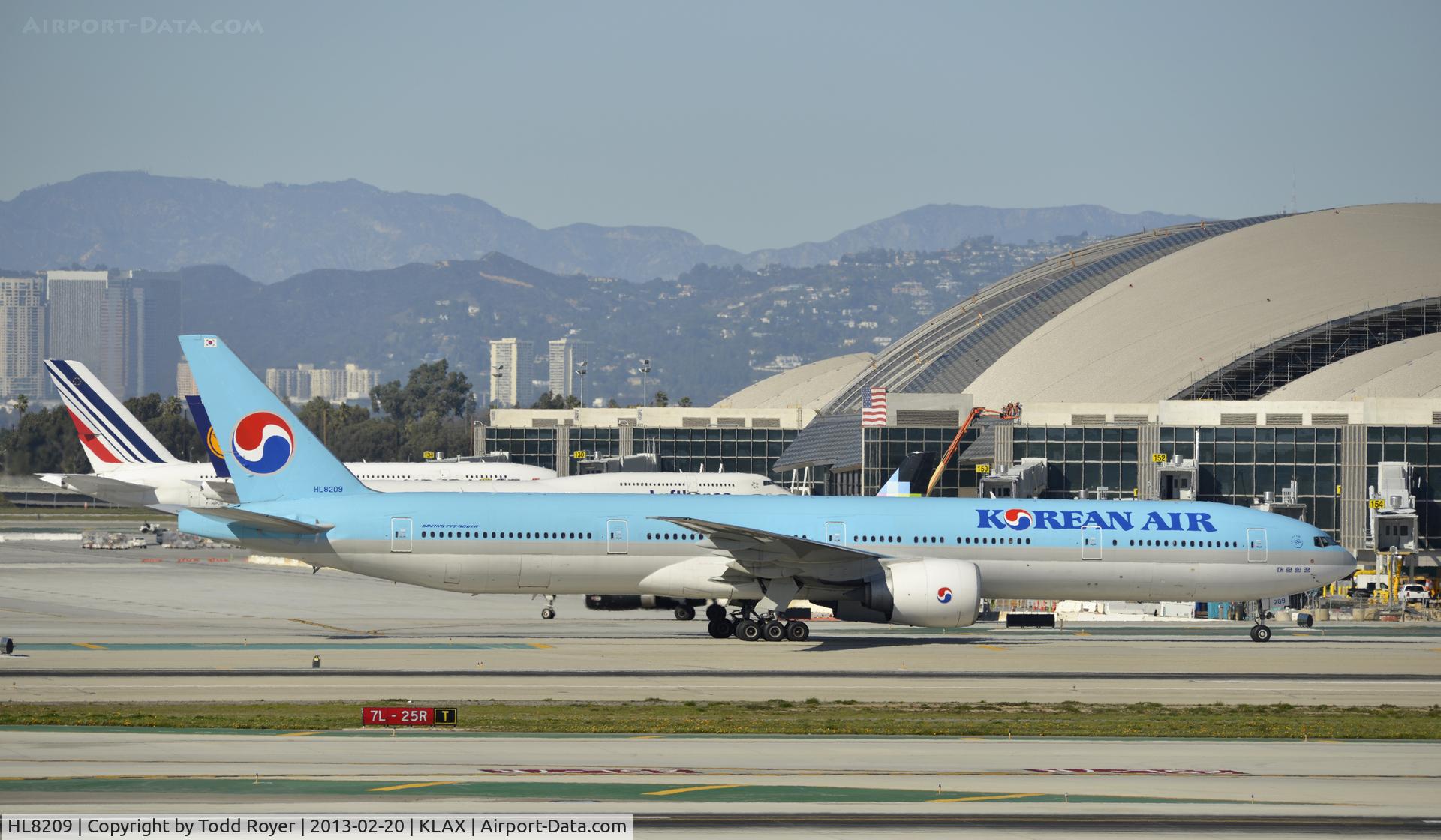 HL8209, 2010 Boeing 777-3B5/ER C/N 37646, Taxiing to gate at LAX
