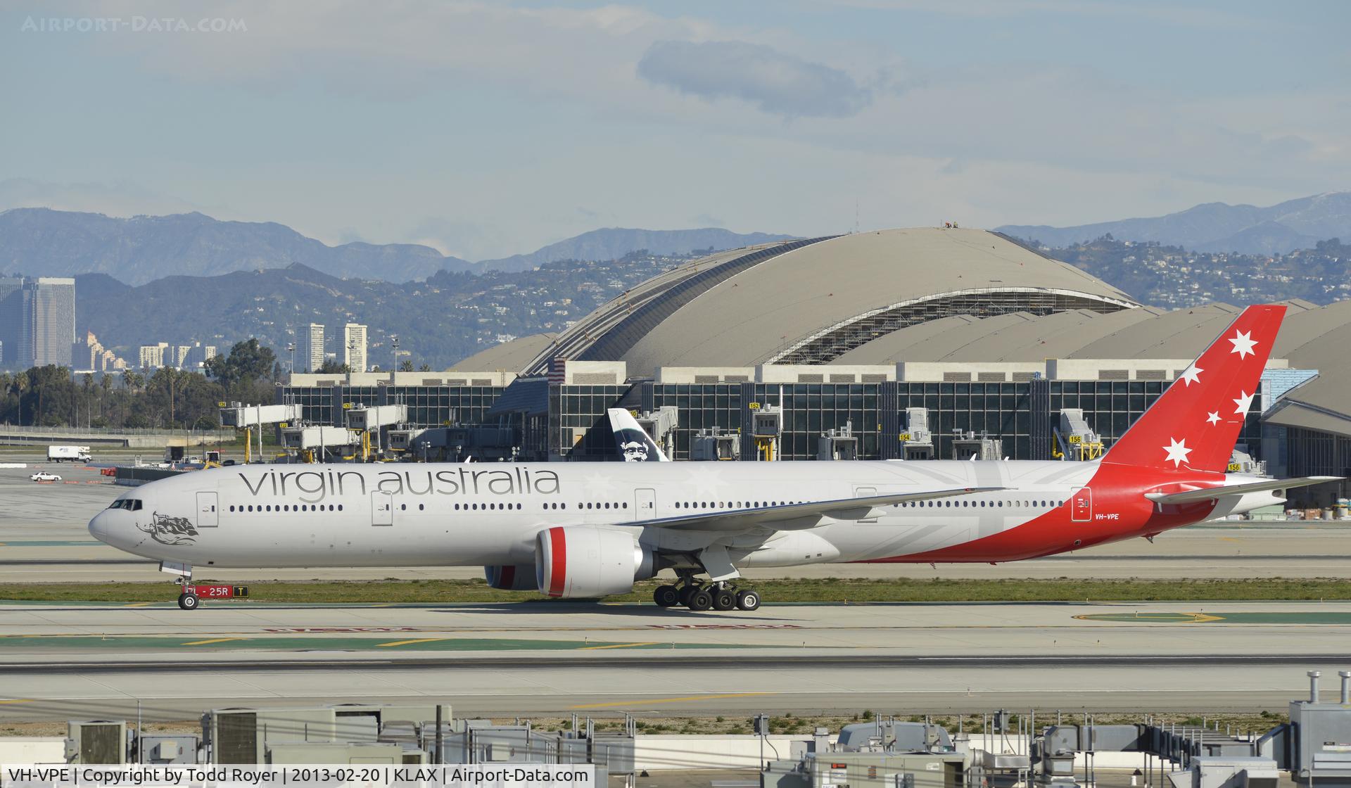 VH-VPE, 2009 Boeing 777-3ZG/ER C/N 37939, Taxiing to gate at LAX