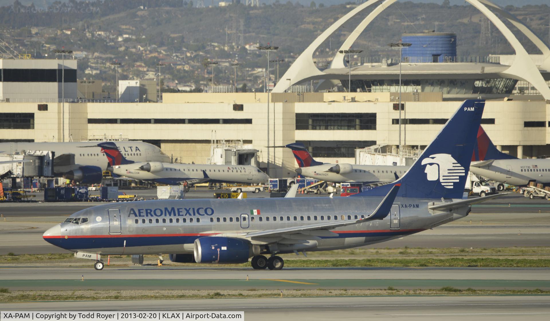 XA-PAM, 2005 Boeing 737-752 C/N 34293, Taxiing to gate at LAX