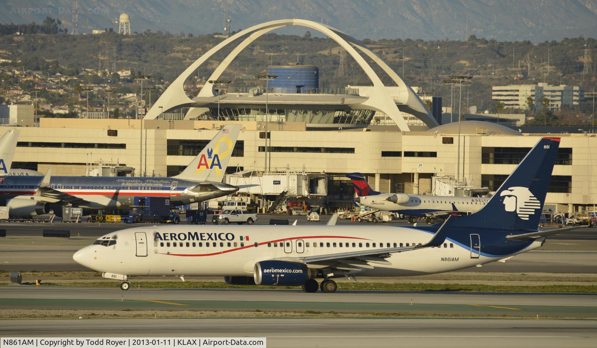 N861AM, 2001 Boeing 737-83N C/N 30706, Taxiing to gate at LAX