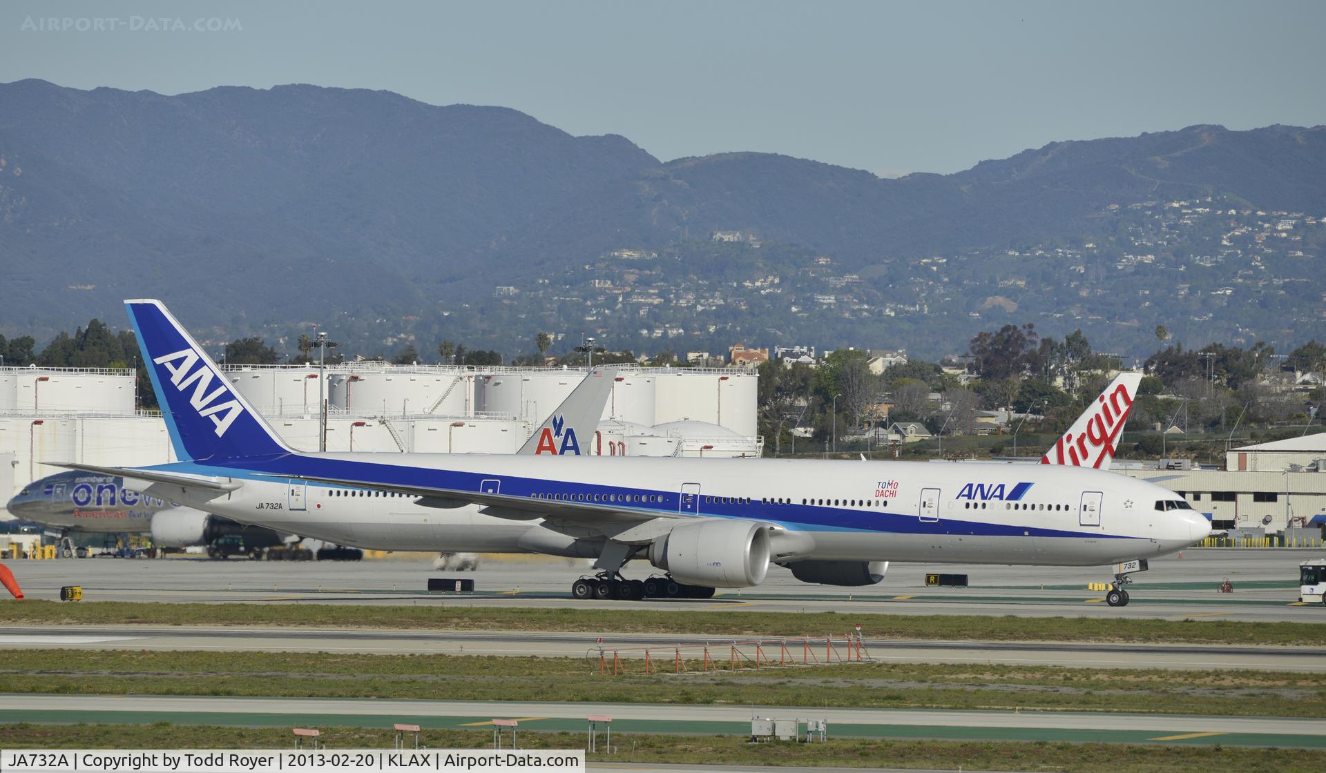 JA732A, 2005 Boeing 777-381/ER C/N 27038, Taxiing to gate at LAX