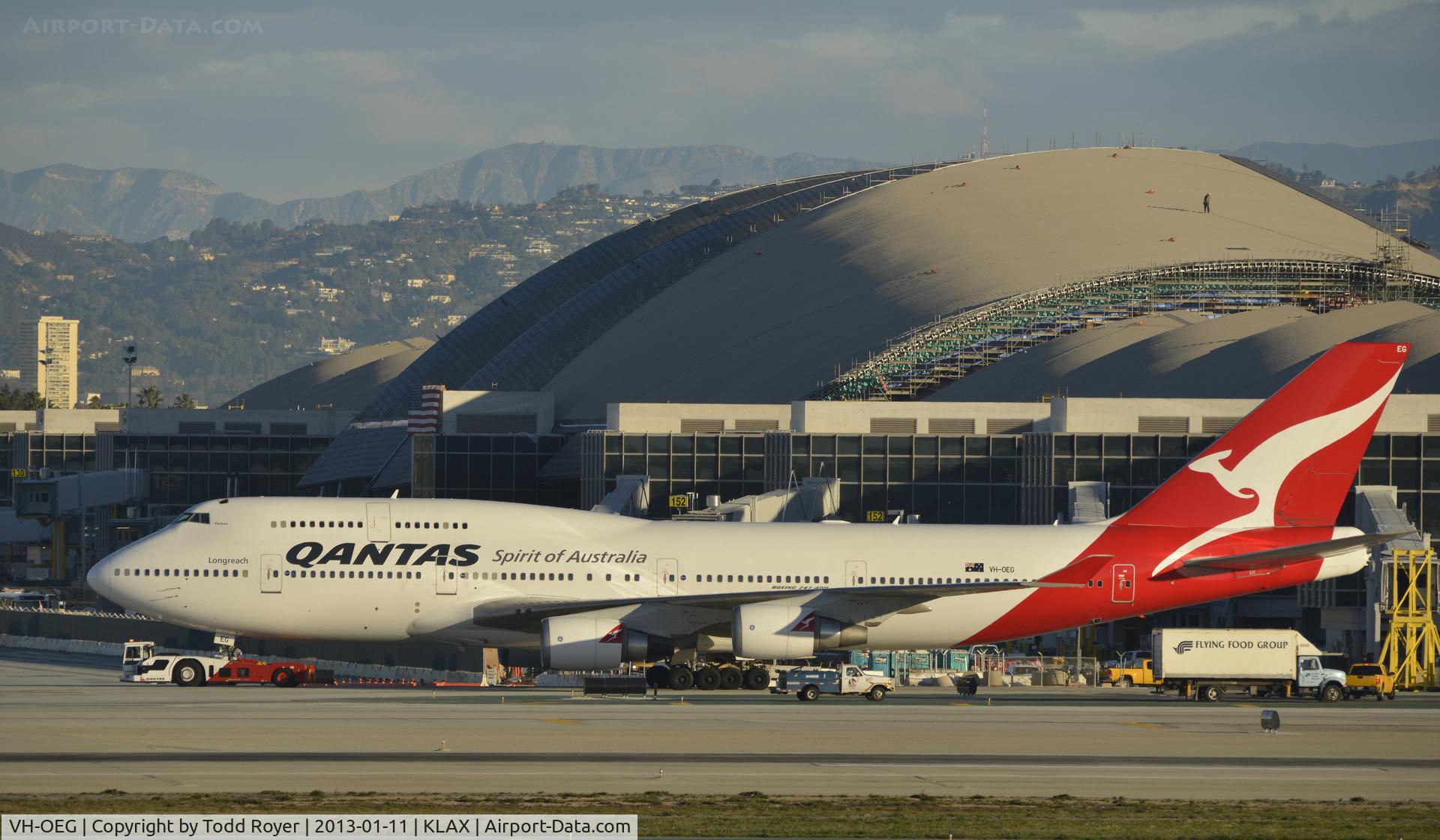 VH-OEG, 2002 Boeing 747-438/ER C/N 32911, Getting a tow to parking