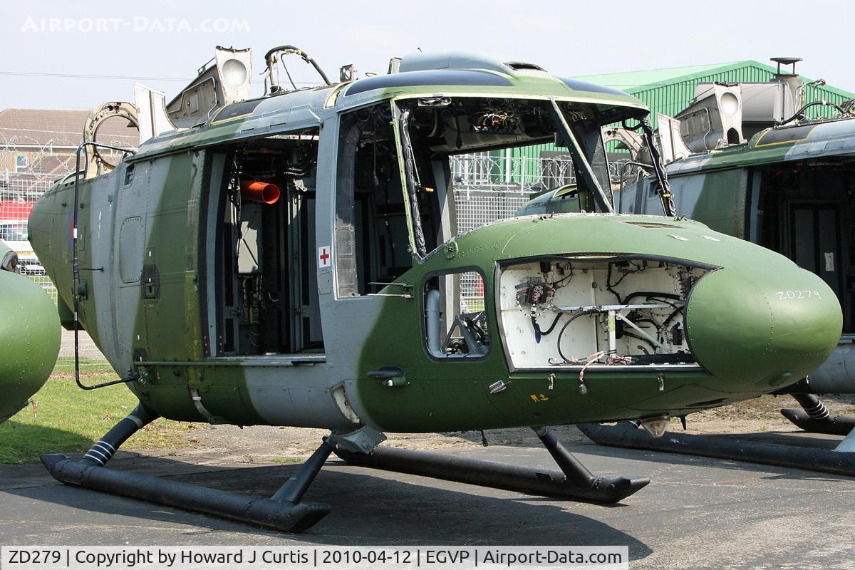 ZD279, 1983 Westland Lynx AH.7 C/N 298, Awaiting its fate after all usable parts had been removed.