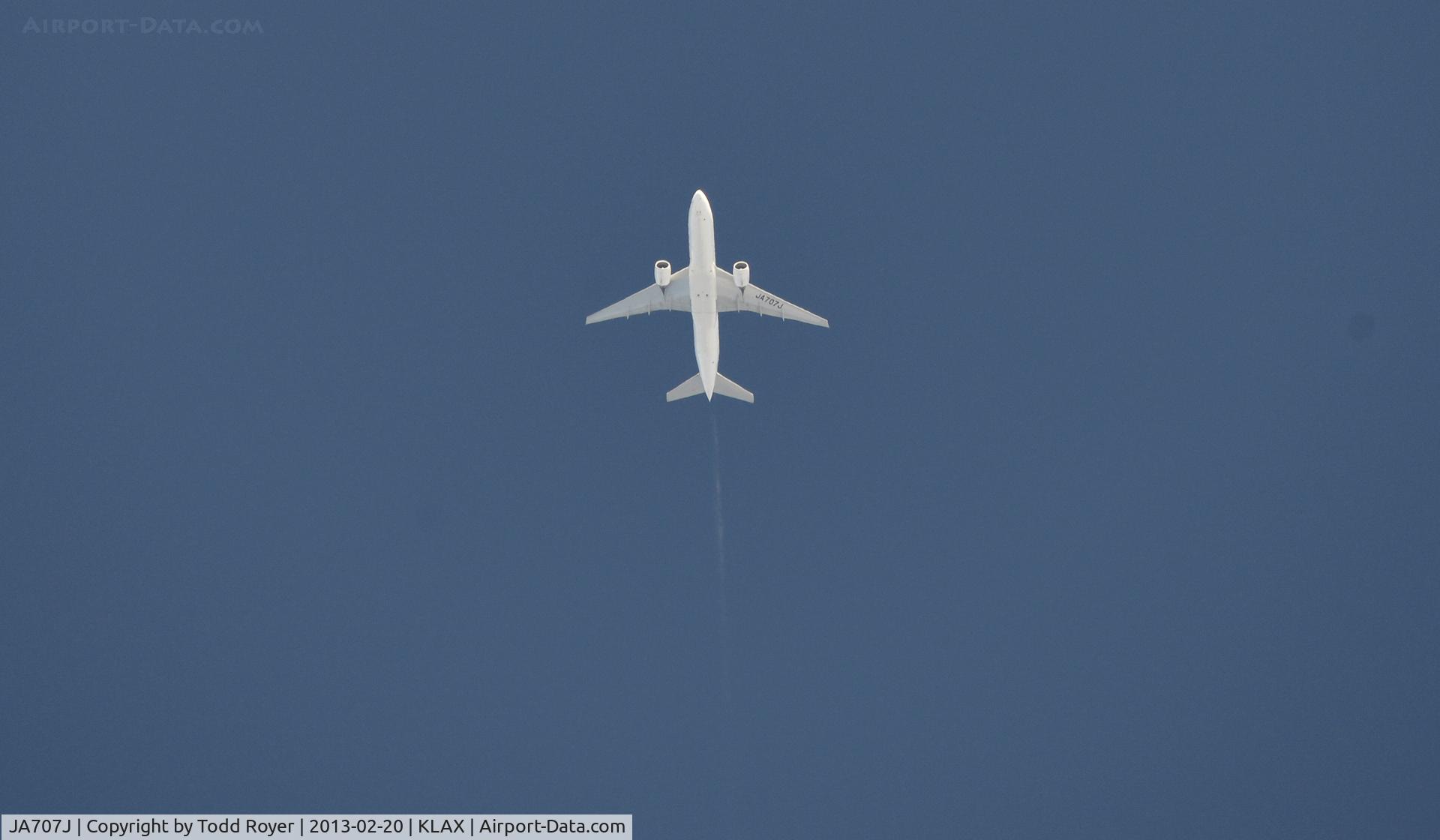 JA707J, 2004 Boeing 777-246/ER C/N 32894, Passing high over LAX on its way to San Diego