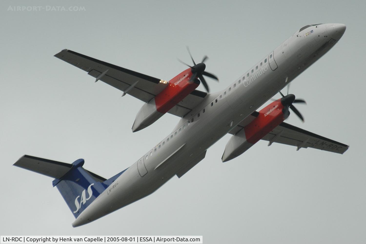 LN-RDC, 2000 De Havilland Canada DHC-8-402Q Dash 8 C/N 4019, Scandinavian Airlines Dash-8-400 taking off from Stockholm Arlanda airport, Sweden.