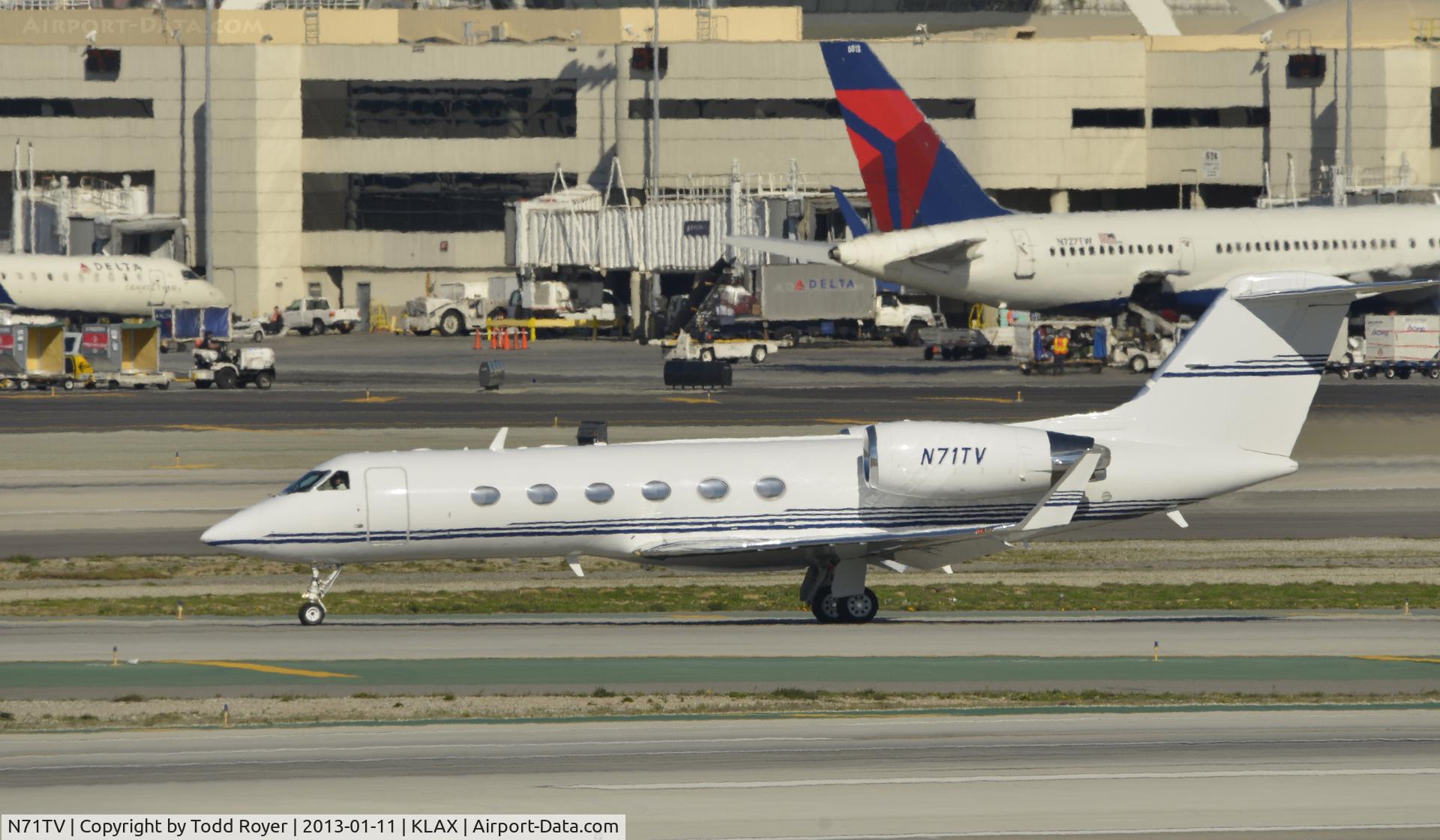 N71TV, 2000 Gulfstream Aerospace G-IV C/N 1430, Taxiing for departure
