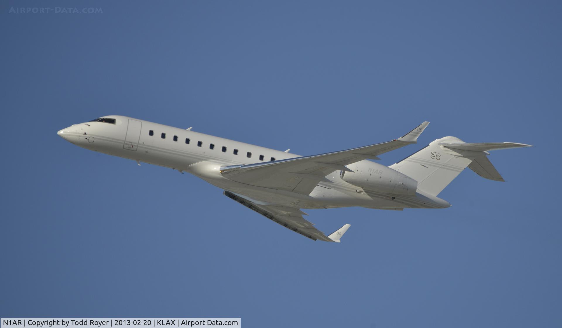 N1AR, 2000 Bombardier Global Express (BD-700-1A10) C/N 9061, Departing LAX
