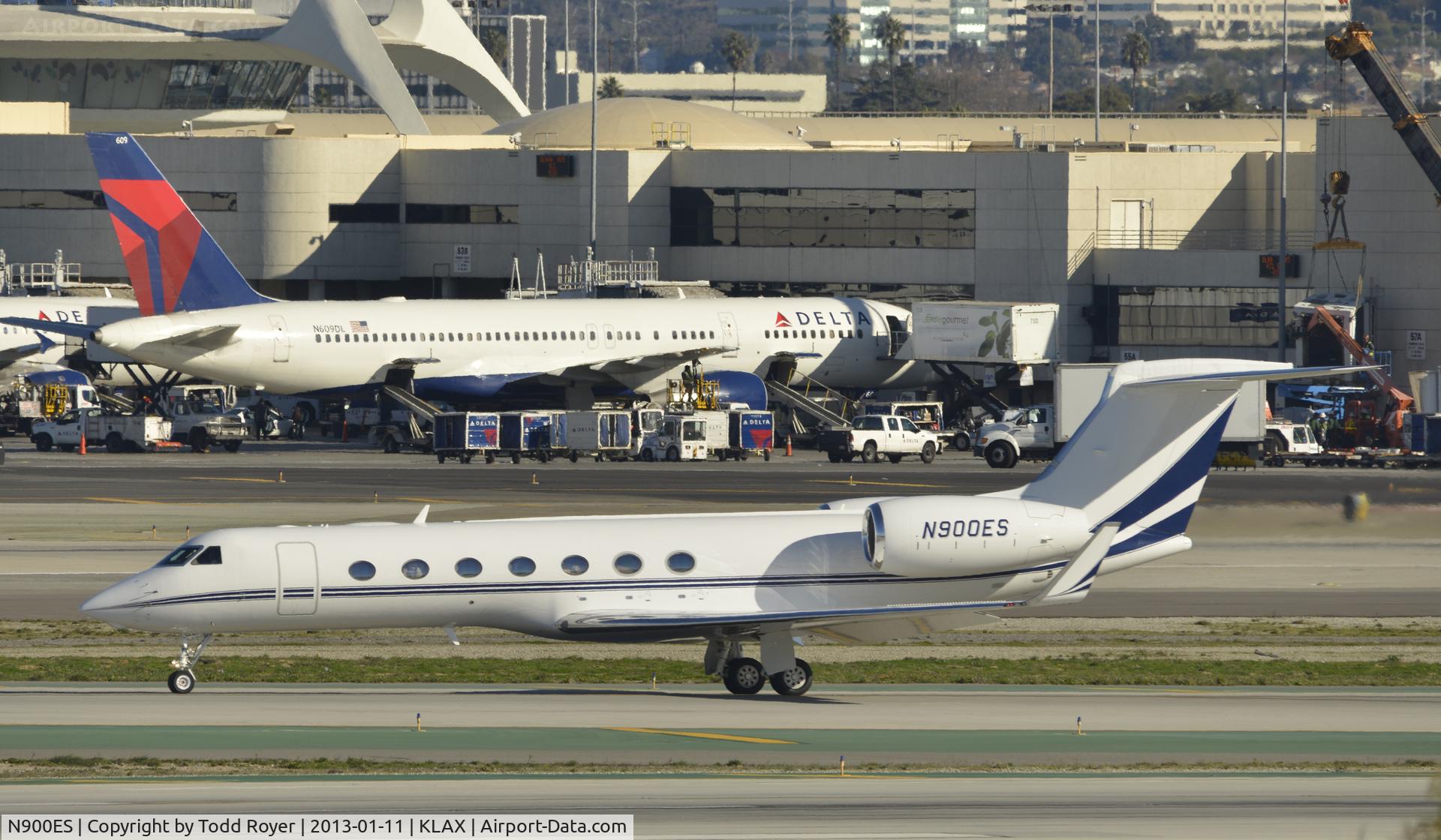 N900ES, Gulfstream Aerospace GV-SP (G550) C/N 5322, Departing LAX