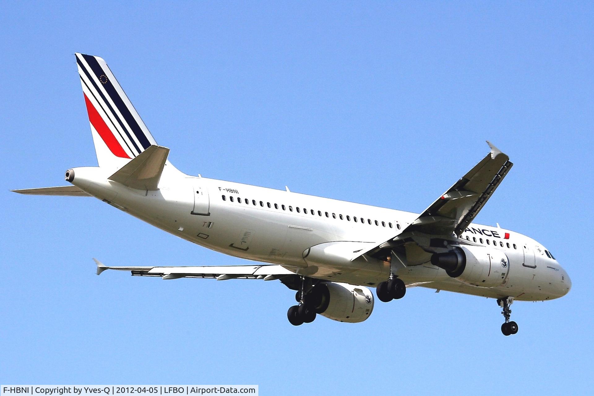 F-HBNI, 2011 Airbus A320-214 C/N 4820, Airbus A320-214 on final approach to runway 32L, Toulouse Blagnac Airport (LFBO-TLS)