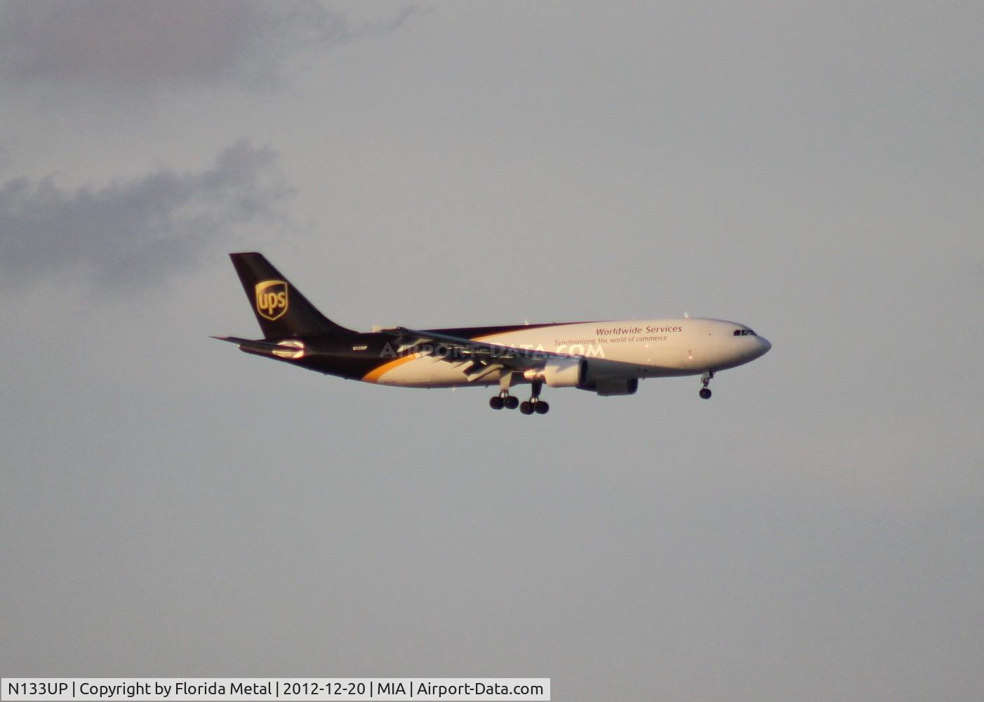 N133UP, 2001 Airbus A300F4-622R C/N 816, UPS A300 taken from El Dorado on south side of field - aircraft landing on north side