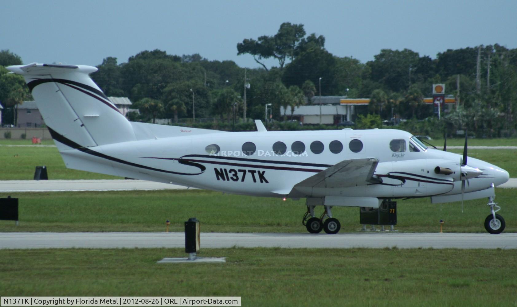 N137TK, 2005 Raytheon Aircraft Company B200 C/N BB-1904, Beech 200