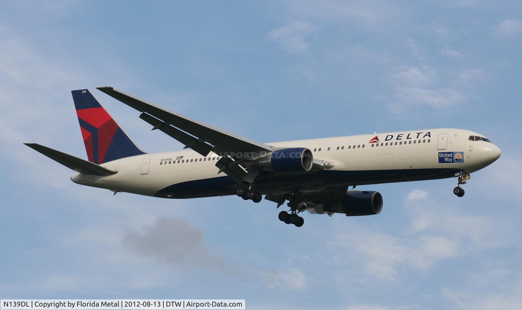 N139DL, 1992 Boeing 767-332 C/N 25984, Delta 767-300 With United Way sticker