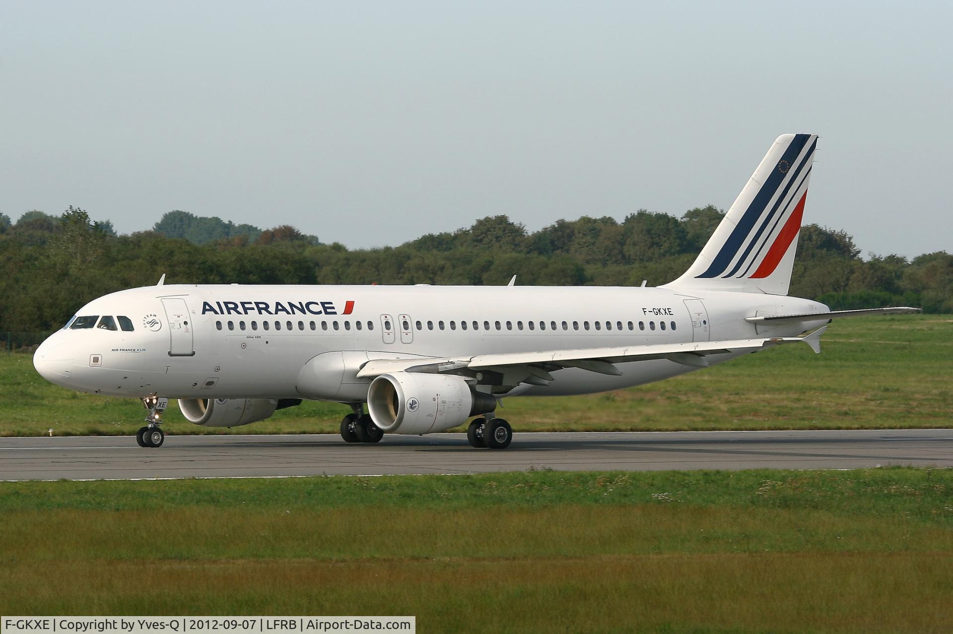 F-GKXE, 2002 Airbus A320-214 C/N 1879, Airbus A320-214, Taxiing to holding point rwy 07R, Brest-Bretagne Airport (LFRB-BES)