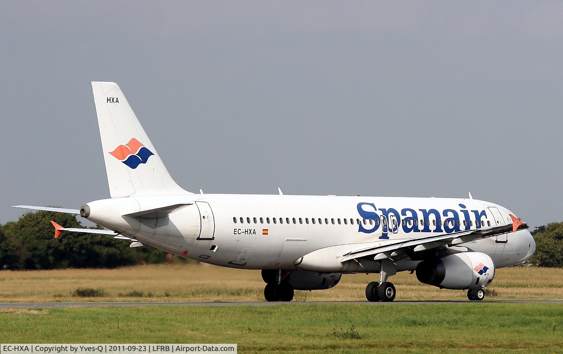 EC-HXA, 2001 Airbus A320-232 C/N 1497, Airbus A320-232, Taxiing to holding point rwy 25L, Brest-Bretagne Airport (LFRB-BES)