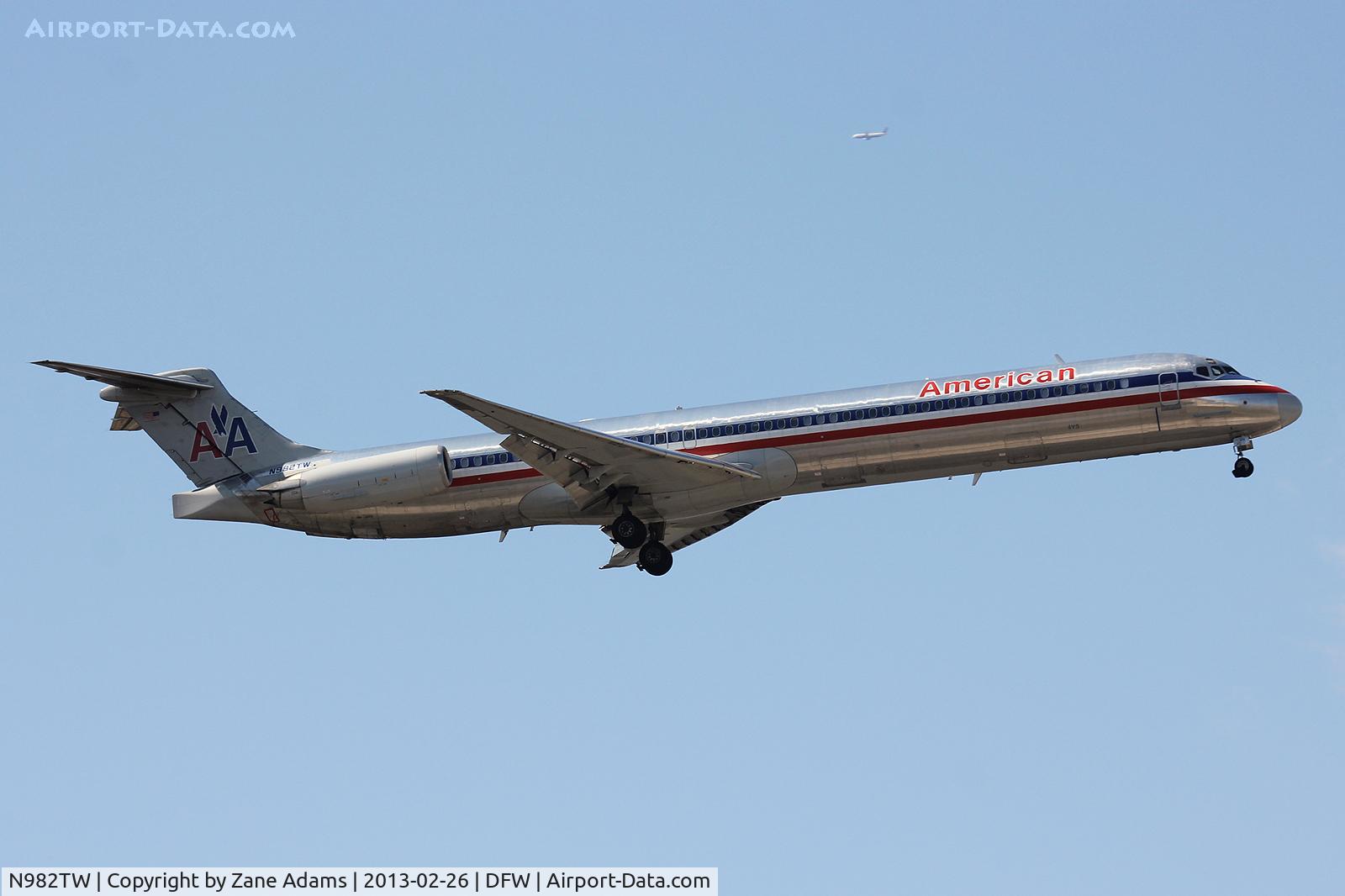 N982TW, 1999 McDonnell Douglas MD-83 (DC-9-83) C/N 53632, Landing at DFW Airport