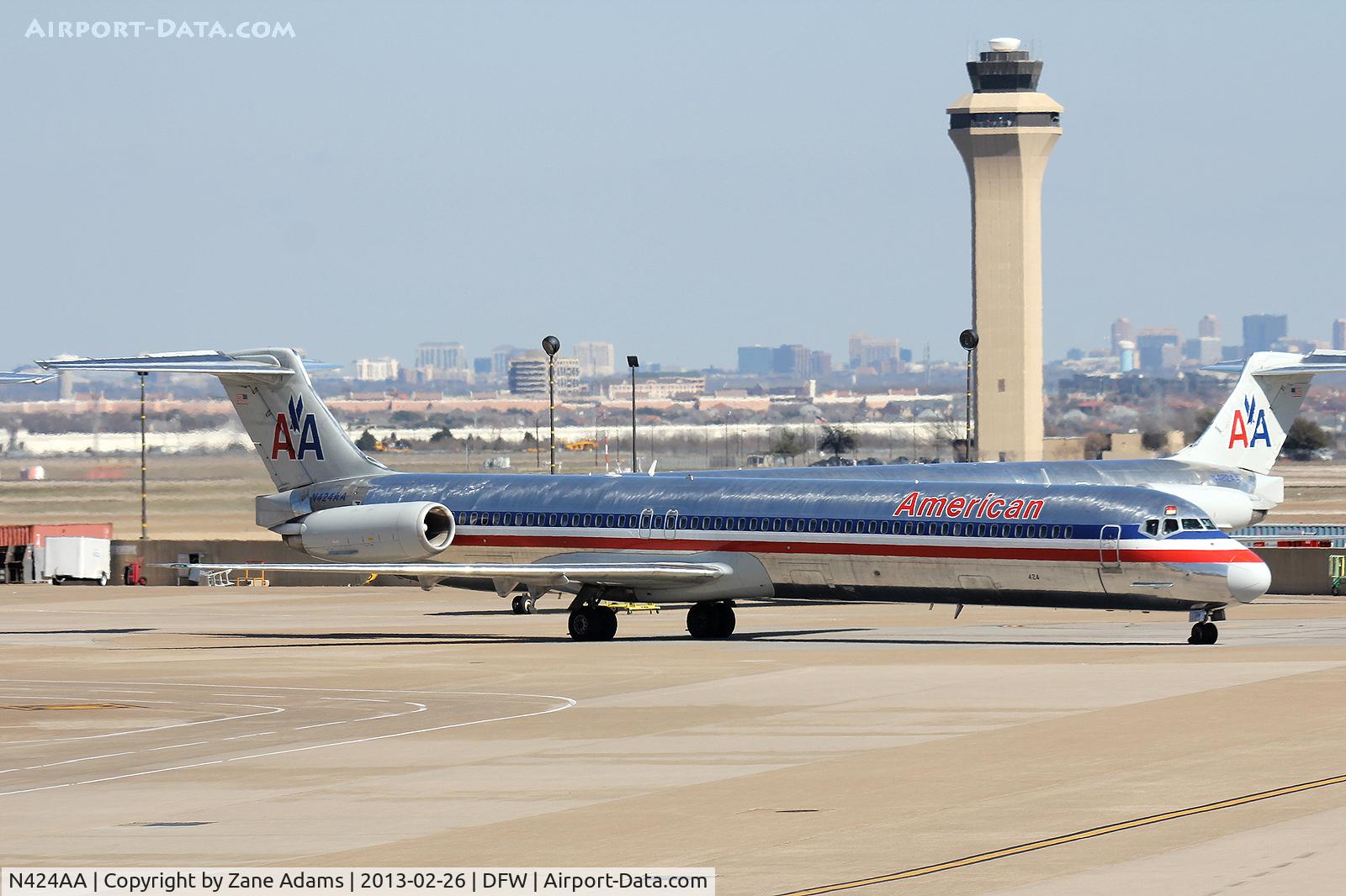 N424AA, 1986 McDonnell Douglas MD-82 (DC-9-82) C/N 49336, On the ramp at DFW Airport