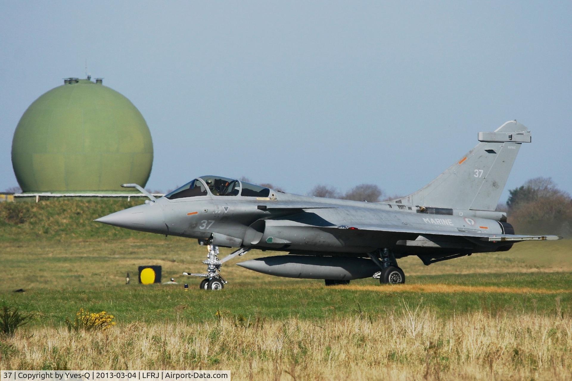 37, 2012 Dassault Rafale M C/N 37, French Naval Aviation Dassault Rafale M, Taxiing to holding point rwy 08, Landivisiau Naval Air Base (LFRJ)