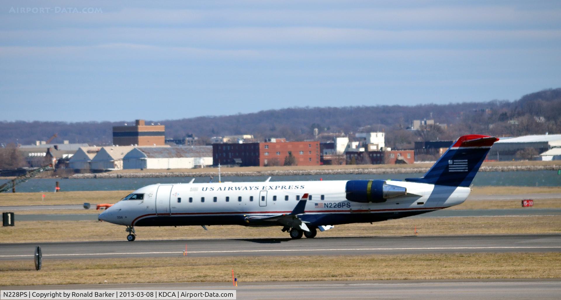 N228PS, 2004 Bombardier CRJ-200ER (CL-600-2B19) C/N 7897, Landing roll
