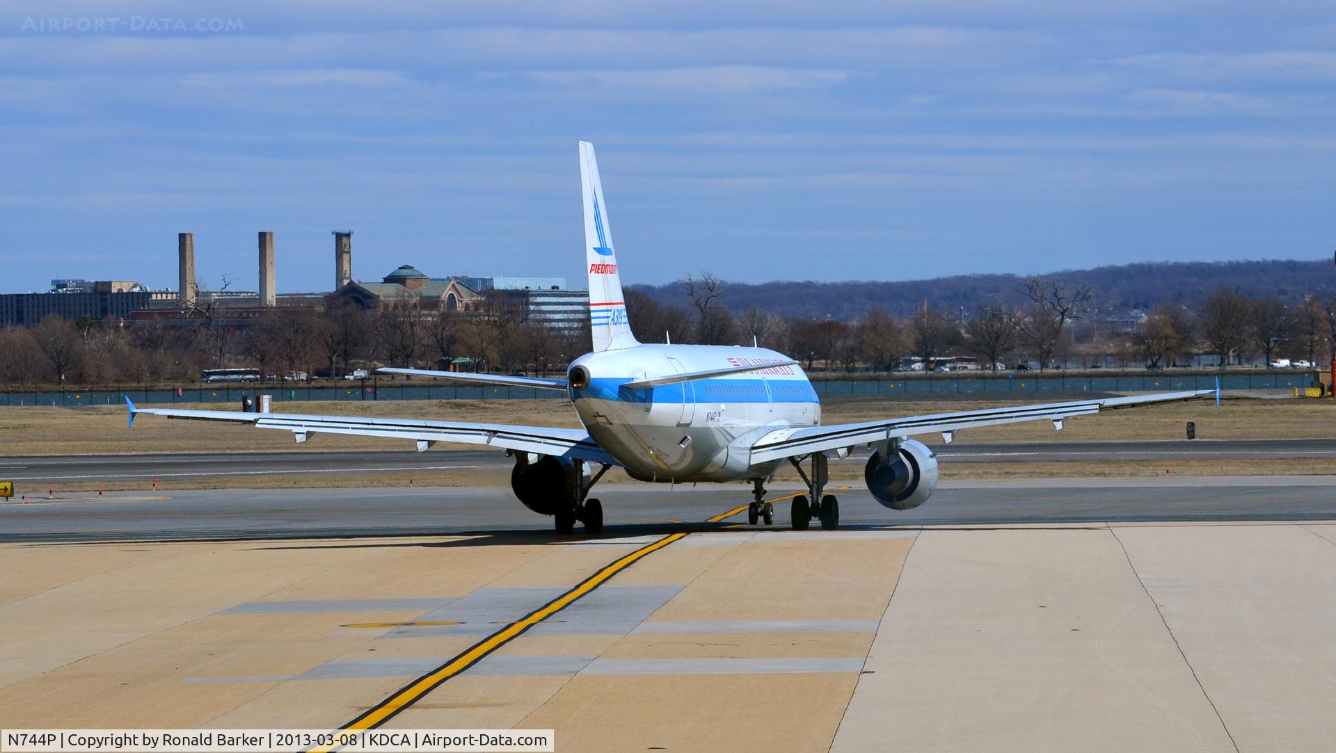 N744P, 2000 Airbus A319-112 C/N 1287, Taxi DCA