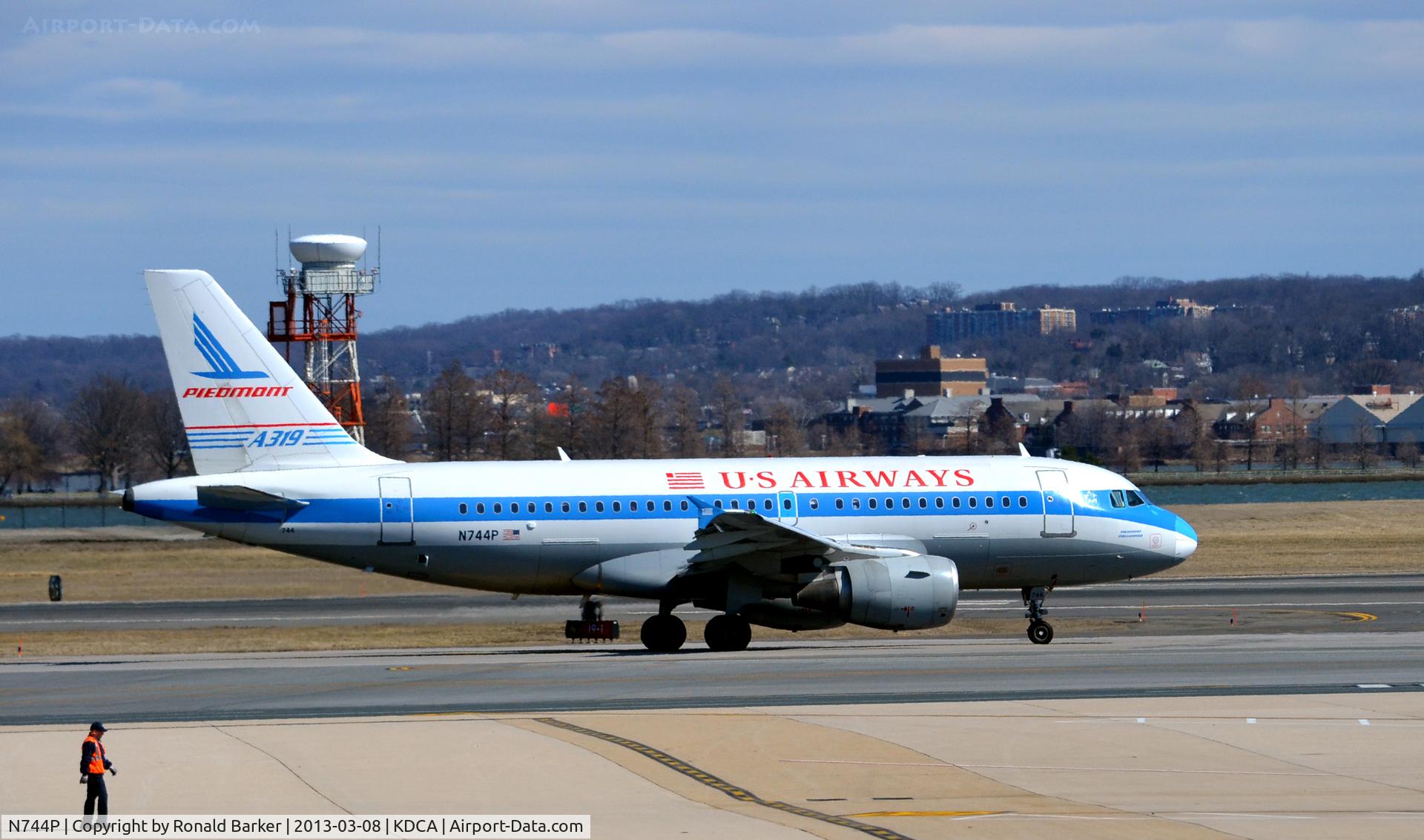N744P, 2000 Airbus A319-112 C/N 1287, Taxi DCA VA