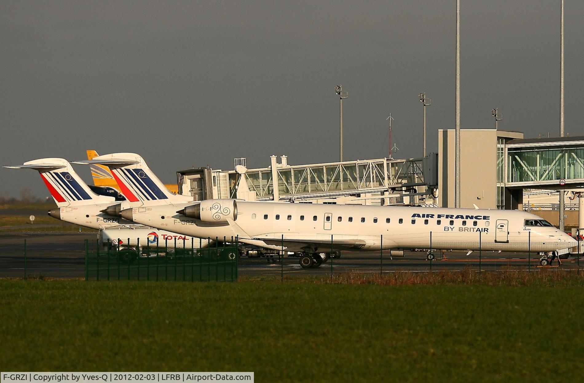 F-GRZI, Canadair CRJ-702 (CL-600-2C10) Regional Jet C/N 10093, Canadair Regional Jet CRJ-700, Boarding area, Brest-Bretagne Airport (LFRB-BES)
