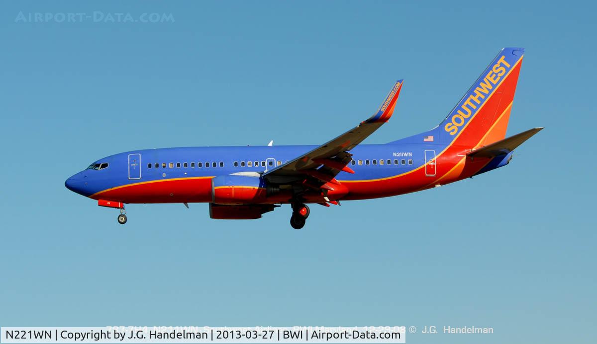 N221WN, 2005 Boeing 737-7H4 C/N 34259, On final to 33L.