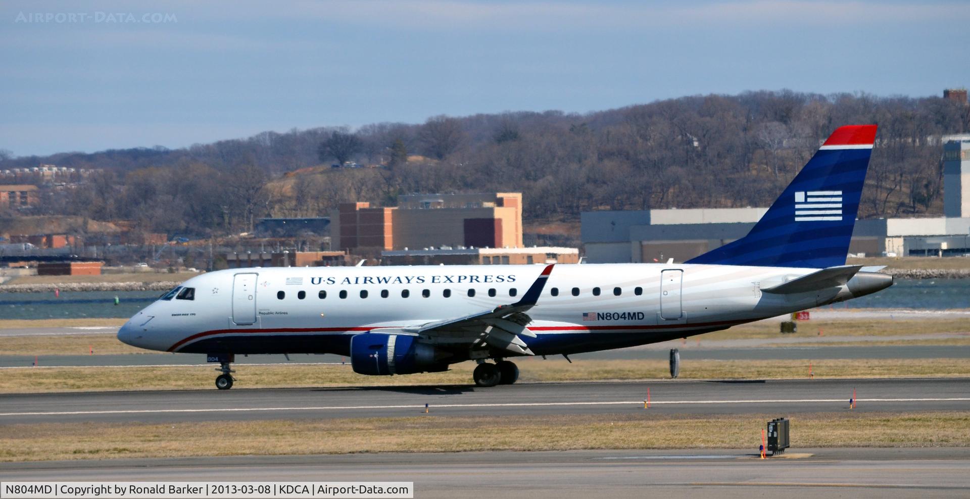 N804MD, 2004 Embraer 170SU (ERJ-170-100SU) C/N 17000016, Landing roll